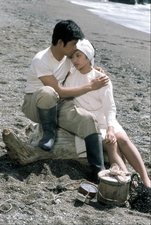 潮骚(1975)的剧照 潮骚(1975)的剧照