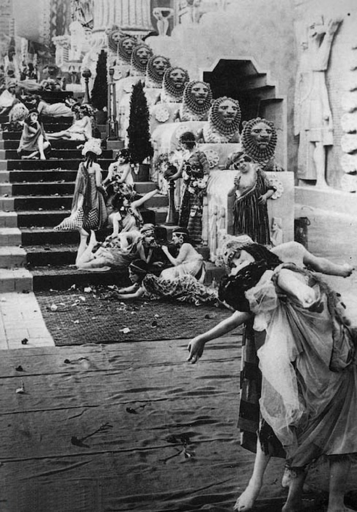 党同伐异(1916)的剧照 党同伐异(1916)的剧照