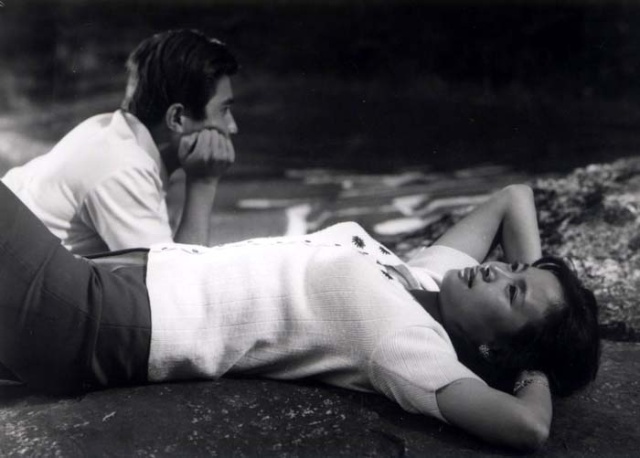 庐山恋
(1980)的剧照 庐山恋
(1980)的剧照