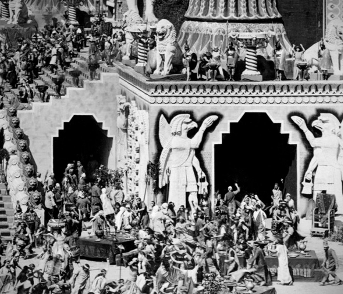 党同伐异(1916)的剧照 党同伐异(1916)的剧照