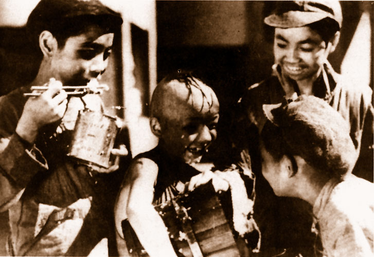 三毛流浪记
(1949)的剧照 三毛流浪记
(1949)的剧照