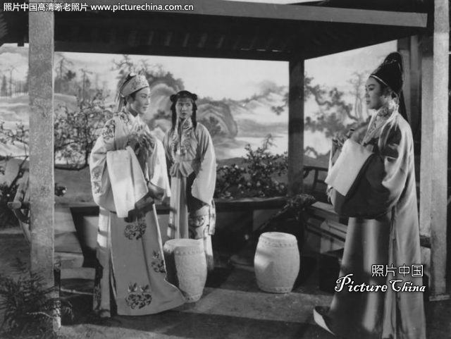 梁山伯与祝英台
(1954)的剧照 梁山伯与祝英台
(1954)的剧照