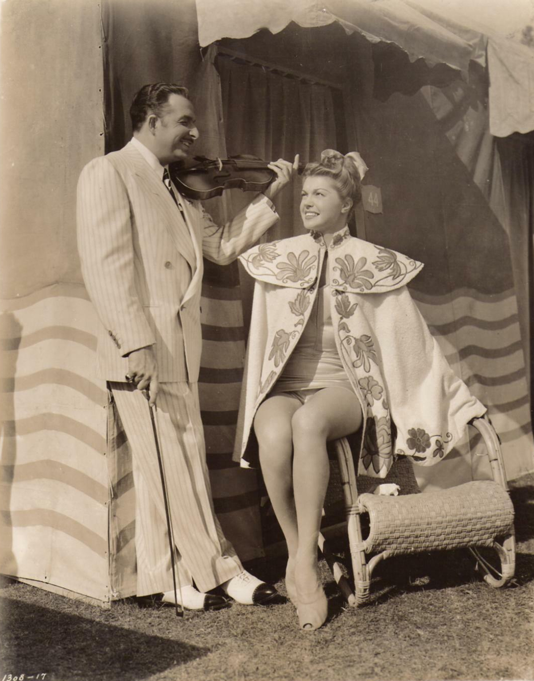 出水芙蓉(1944)的剧照 出水芙蓉(1944)的剧照