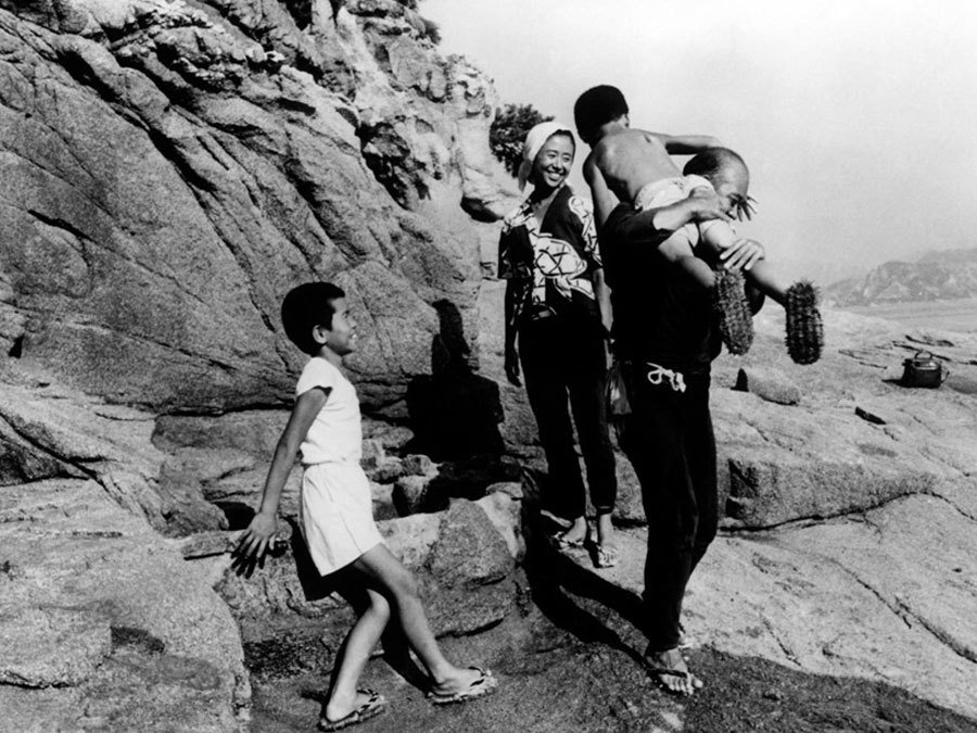 裸岛(1960)的剧照 裸岛(1960)的剧照