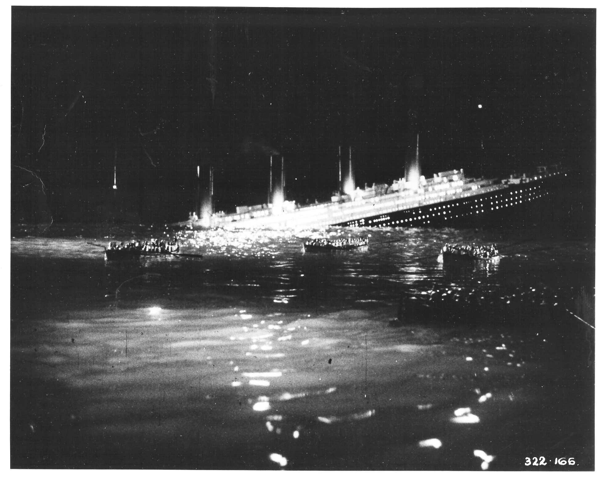 冰海沉船(1958)的剧照 冰海沉船(1958)的剧照