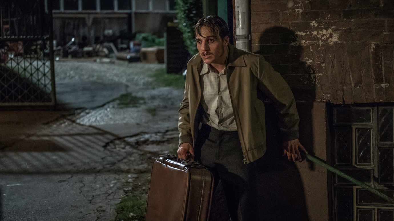 金手套(2019)的剧照 金手套(2019)的剧照