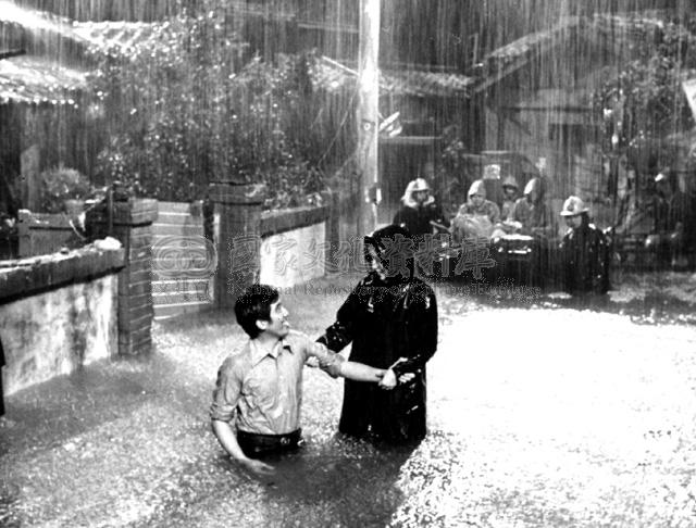 汪洋中的一条船(1978)的剧照 汪洋中的一条船(1978)的剧照