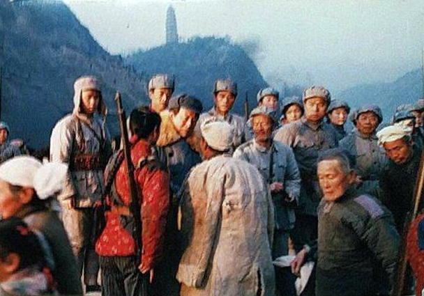 巍巍昆仑
(1988)的剧照 巍巍昆仑
(1988)的剧照