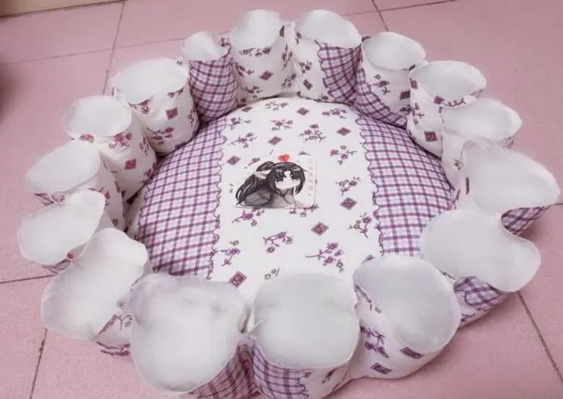 来学习用窗帘制作暖和的狗窝吧，方法超简单