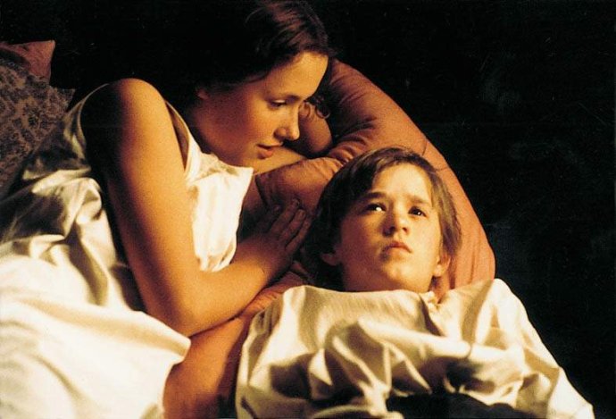 战火遗孤(2001)的剧照 战火遗孤(2001)的剧照