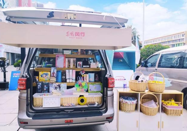 从手冲咖啡到宠物用品应有尽有 “后备厢集市”能挣钱吗？