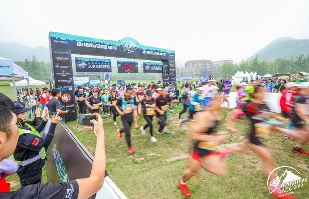 盖夫携Daventures Race山地嘉年华，户外运动会看狗狗肆意撒欢 