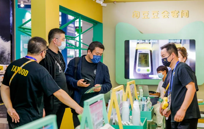 亚宠展上淘豆玩国实力“出圈”,并荣获年度实力品牌大奖和年度国潮品牌大奖! 亚宠展上淘豆玩国实力“出圈”,并荣获年度实力品牌大奖和年度国潮品牌大奖!