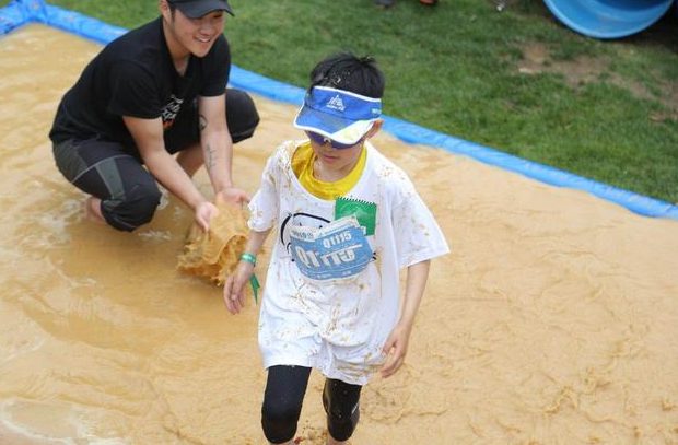 盖夫携Daventures Race山地嘉年华，户外运动会看狗狗肆意撒欢 