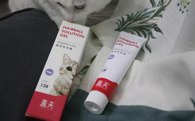 猫咪经常呕吐毛球，清理肠道用盖夫化毛膏