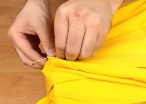 生活小妙招-巧手利用旧衣服做猫窝