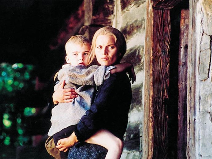 战火遗孤(2001)的剧照 战火遗孤(2001)的剧照