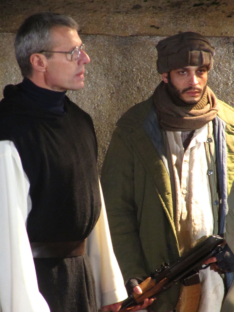 人与神(2010)的剧照 人与神(2010)的剧照