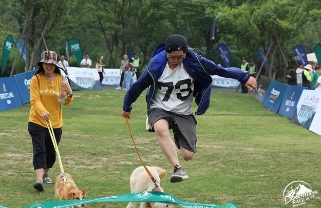 盖夫携Daventures Race山地嘉年华，户外运动会看狗狗肆意撒欢 