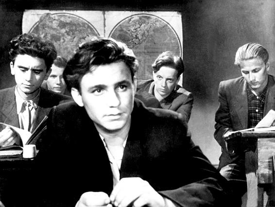 滨河街之春(1956)的剧照 滨河街之春(1956)的剧照