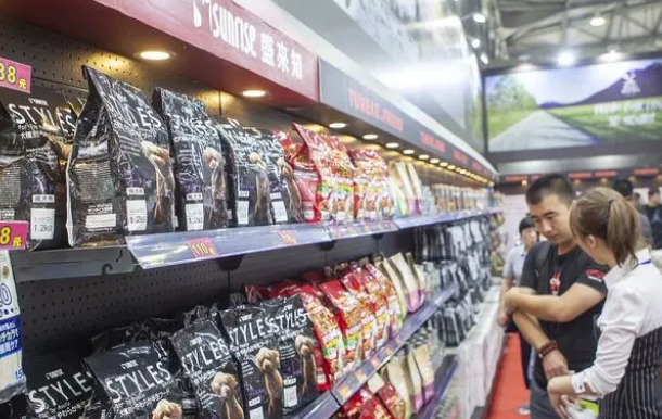 猫咪多久算成年猫，铲屎官如何挑选成猫和幼猫猫粮？