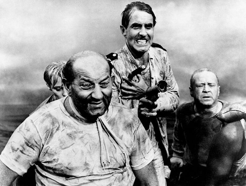 弃船(1957)的剧照 弃船(1957)的剧照