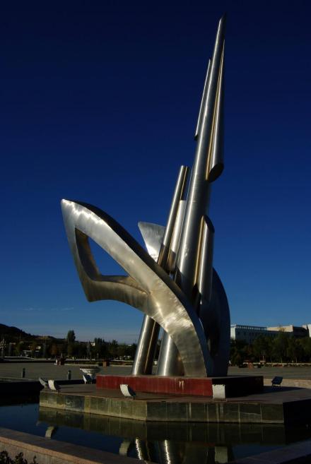 新疆兵团十师北屯市文化广场雕塑：屯垦戍边