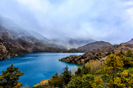 位于边坝县边坝镇的“三色湖”一景