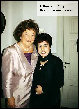 迪里拜尔与世界著名戏剧女高音歌唱家比尔吉特·尼尔森