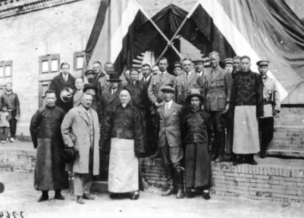 杨增新和中外人士合影