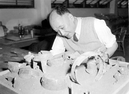 李济仔细察看刚出土的文物 