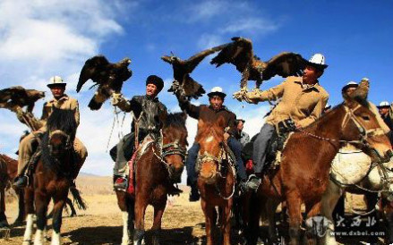 柯尔克孜族的驯鹰捕猎绝技