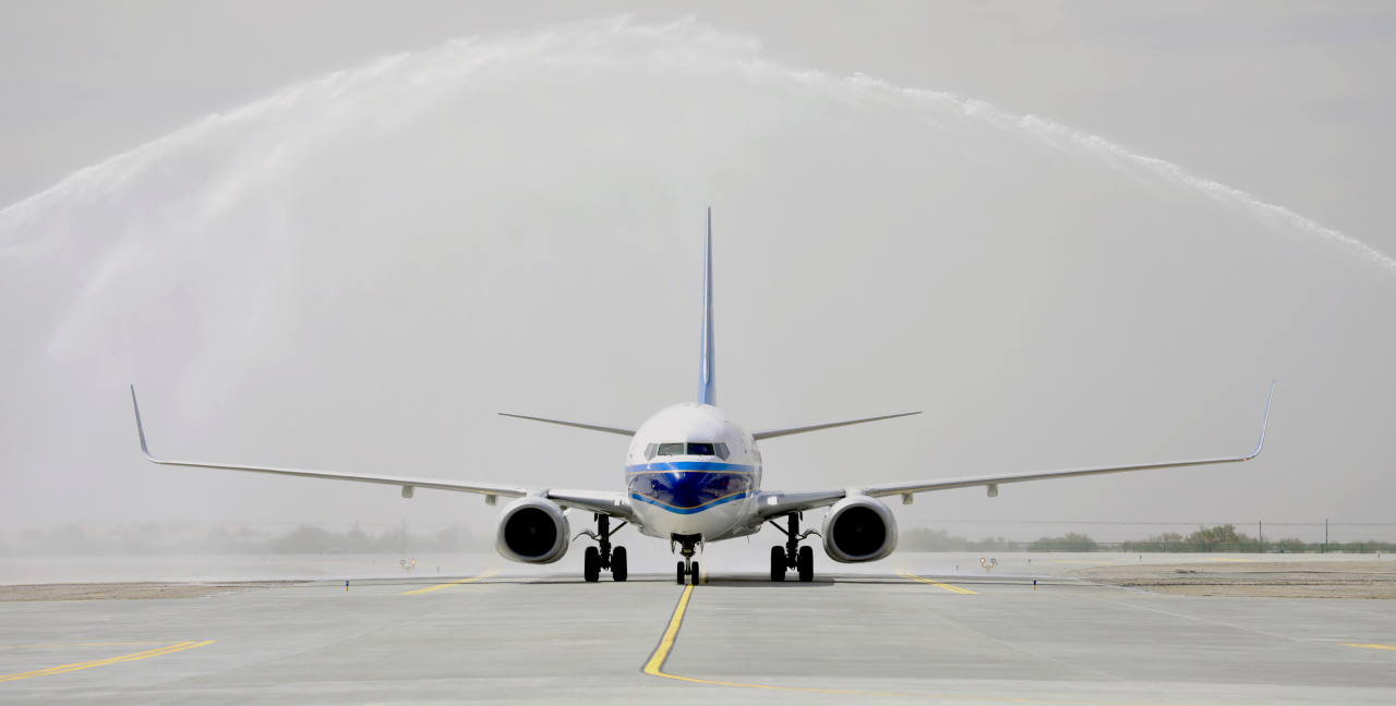 阿拉尔塔里木机场首航客机过水门