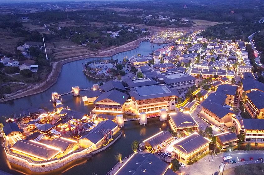 夜幕下的莫愁村景区