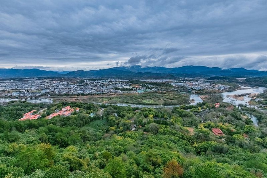 在武夷山市区北关东西丙溪汇合为崇阳溪