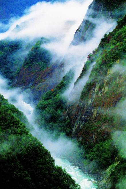 雅鲁藏布江大峡谷河段（高空俯拍鸟瞰视角）