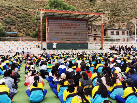 边坝县中学一角