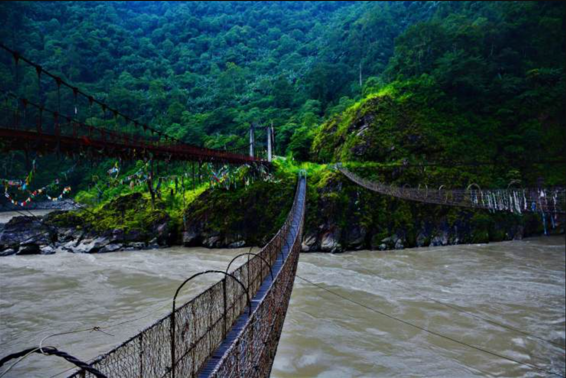 横跨于雅鲁藏布江上空的德兴藤网桥