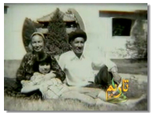 童年时期的迪里拜尔与父母在一起