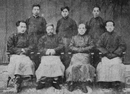 1925年冬，李济在清华学校国学研究院。前排左起：李济、王国