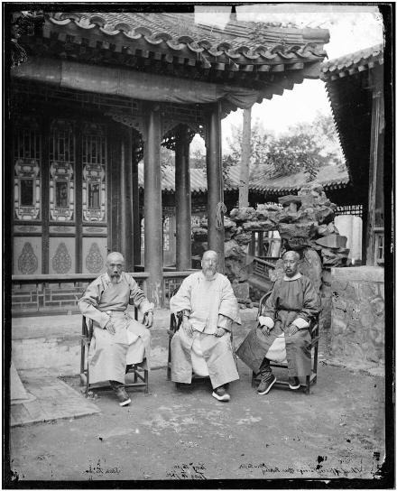 沈桂芬、董恂、毛昶熙在总理衙门（1869，约翰·汤姆森摄） 