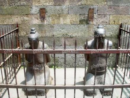 图8 岳飞墓前的秦桧夫妇跪像