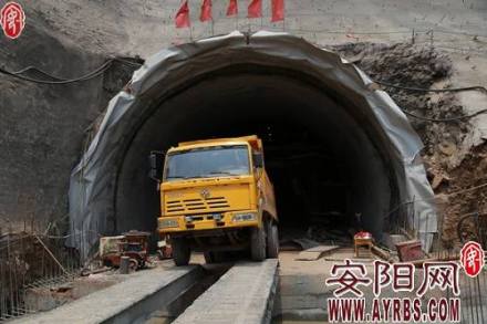 卢家拐附近红旗渠隧道正在紧张施工中