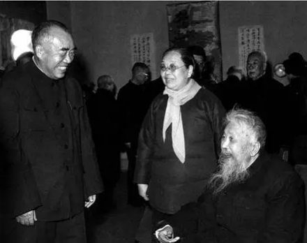 朱德（左）与老师李根源（右）交谈