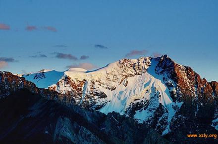 晨曦中的唐古拉山 