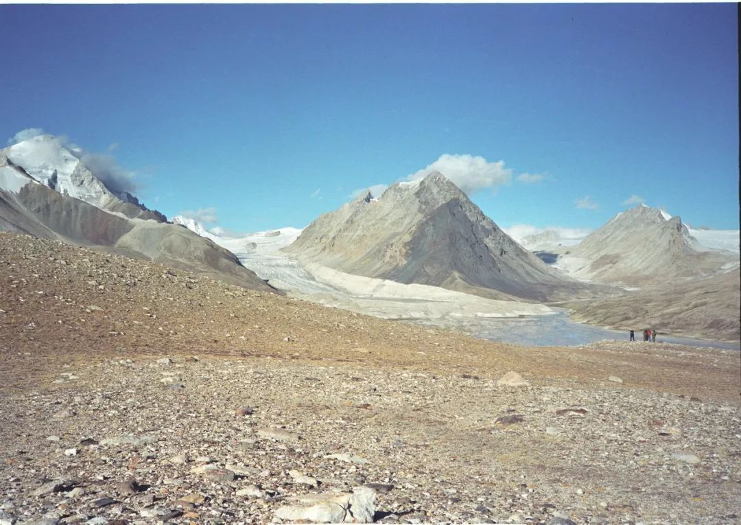 雅鲁藏布江河源区的杰马央宗冰川冰川