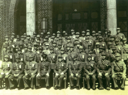 蒋介石、龙云在昆明与即将出征的滇军师级以上干部合影