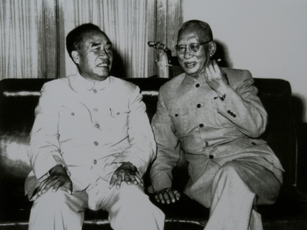 “八大”会场，龙云与朱德合影