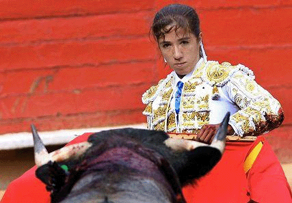 英姿飒爽的女斗牛士