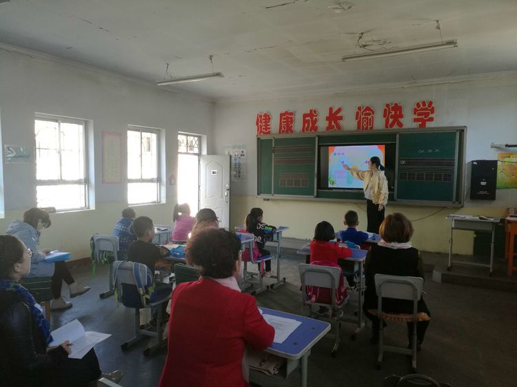 突出年级特点 重点研讨分享 上秦镇中心学校语文学科室教研活动